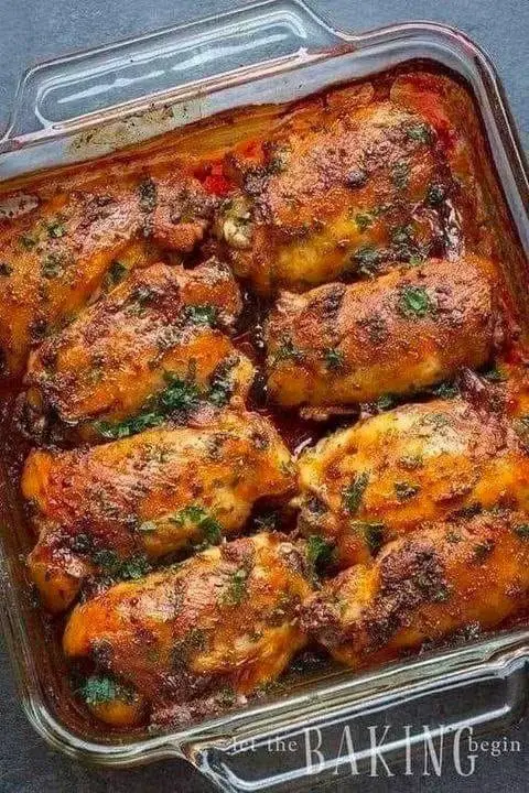 Le cosce di pollo al forno sono un secondo piatto delizioso e molto semplice.