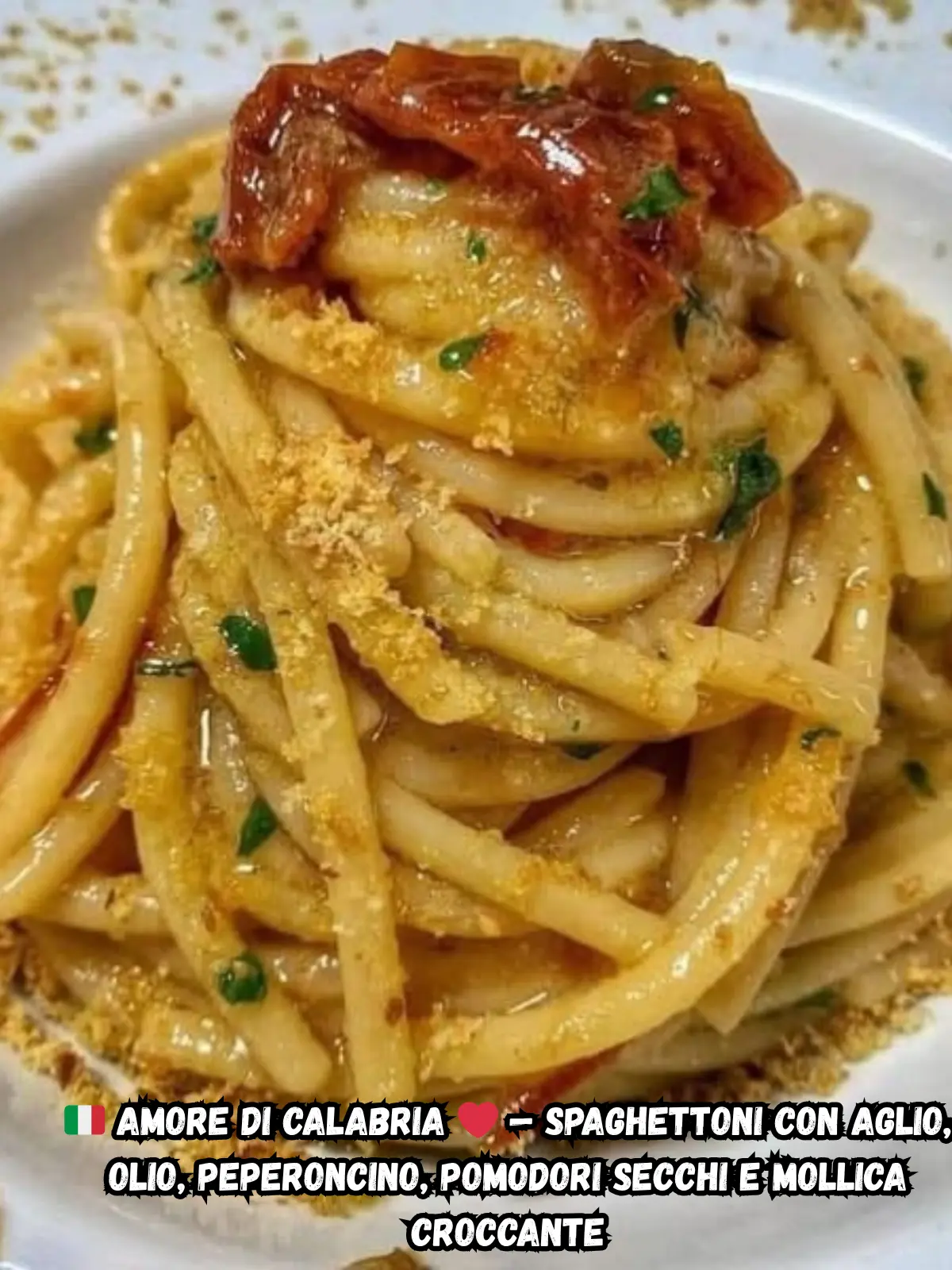Amore di Calabria — Spaghettoni con aglio, olio, peperoncino, pomodori secchi e mollica croccante