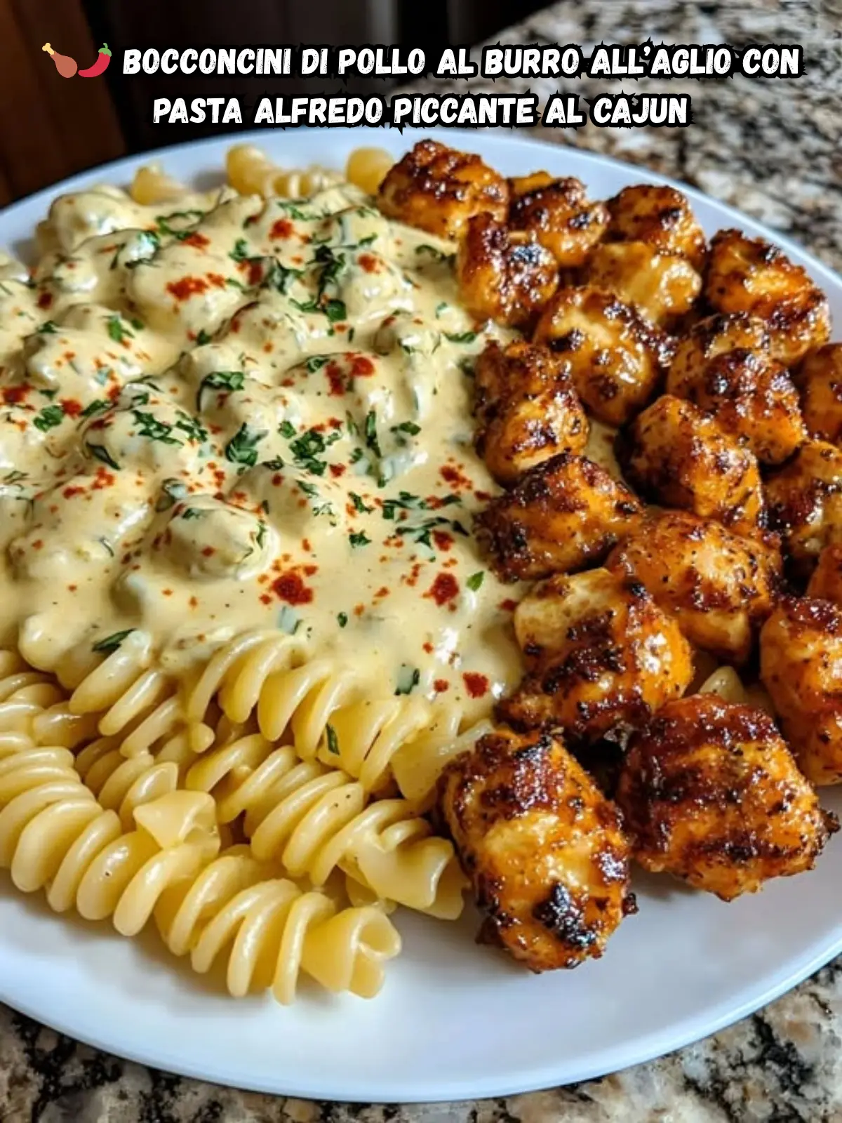 Bocconcini di Pollo al Burro all’Aglio con Pasta Alfredo Piccante al Cajun