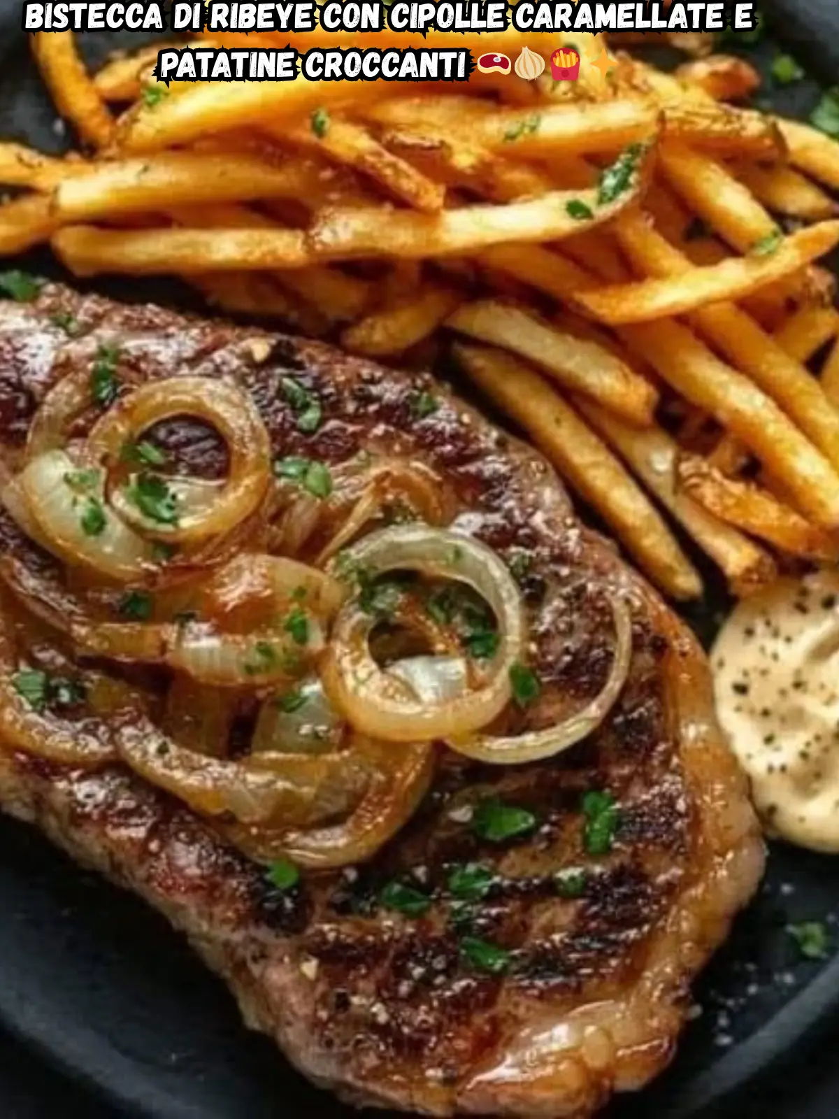 Bistecca di Ribeye con Cipolle Caramellate e Patatine Croccanti