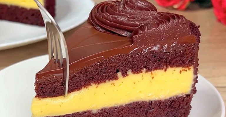 Torta soffice al cacao con crema: un dessert che si scioglie in bocca